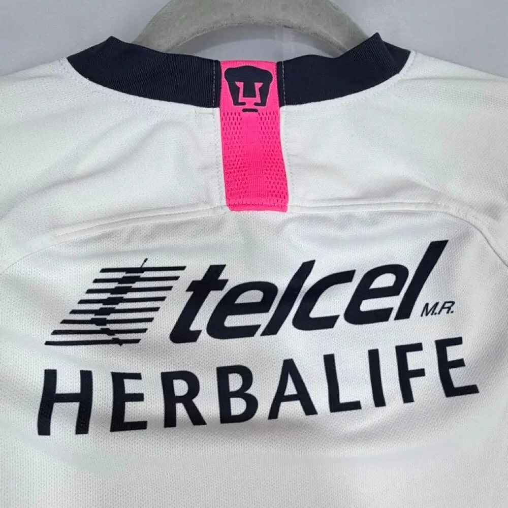 Special-edition 2018 Nike Pumas UNAM jersey ft. UNAM crest in vivid pink Sz S